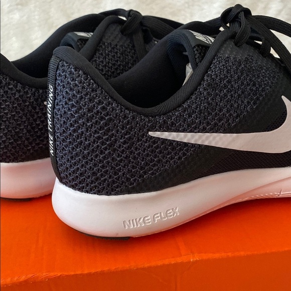 Nike Black and White Athletic Shoes - Picture 9 of 11
